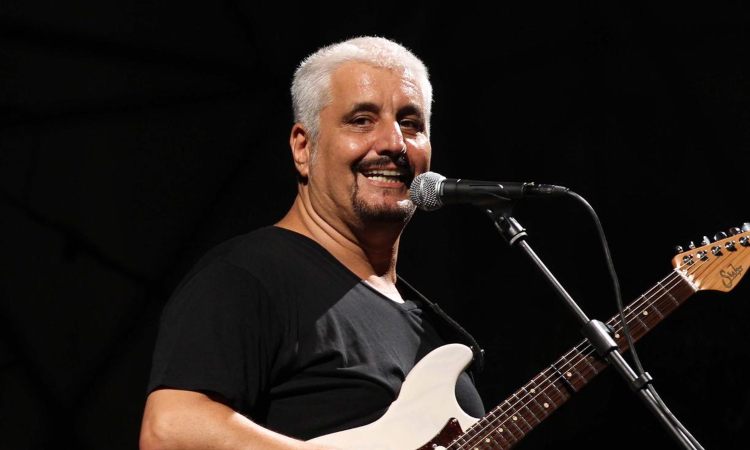 Pino Daniele sorride 