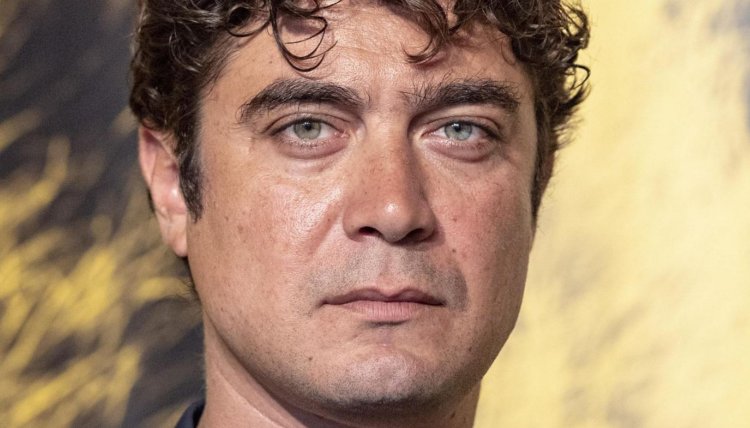 Riccardo Scamarcio serio