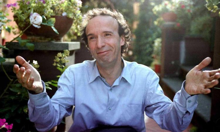 Roberto Benigni in giardino 