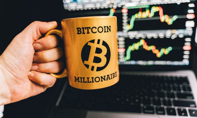 tazza con scritta Bitcoin 