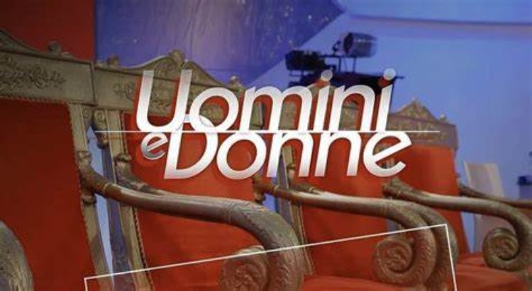 Uomini e donne scritta e poltrone 