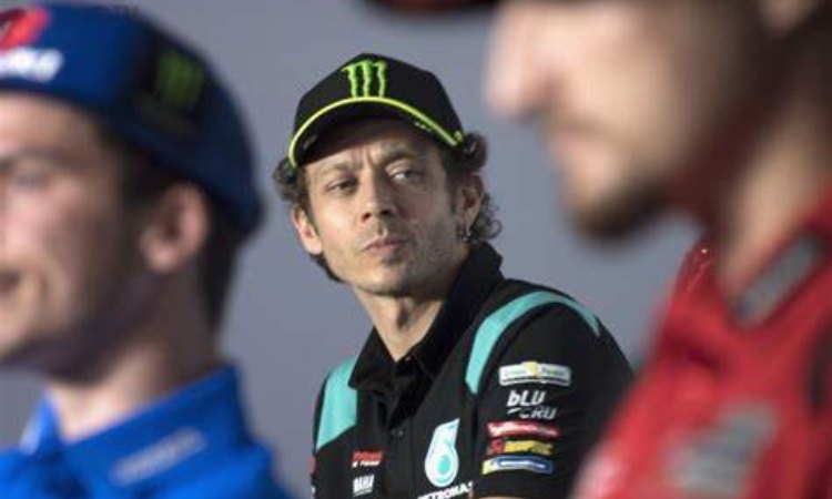 Valentino Rossi guarda a destra