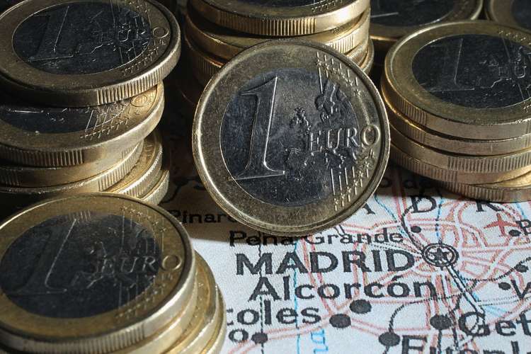 Un po' di monete da 1 euro vicine tra di loro