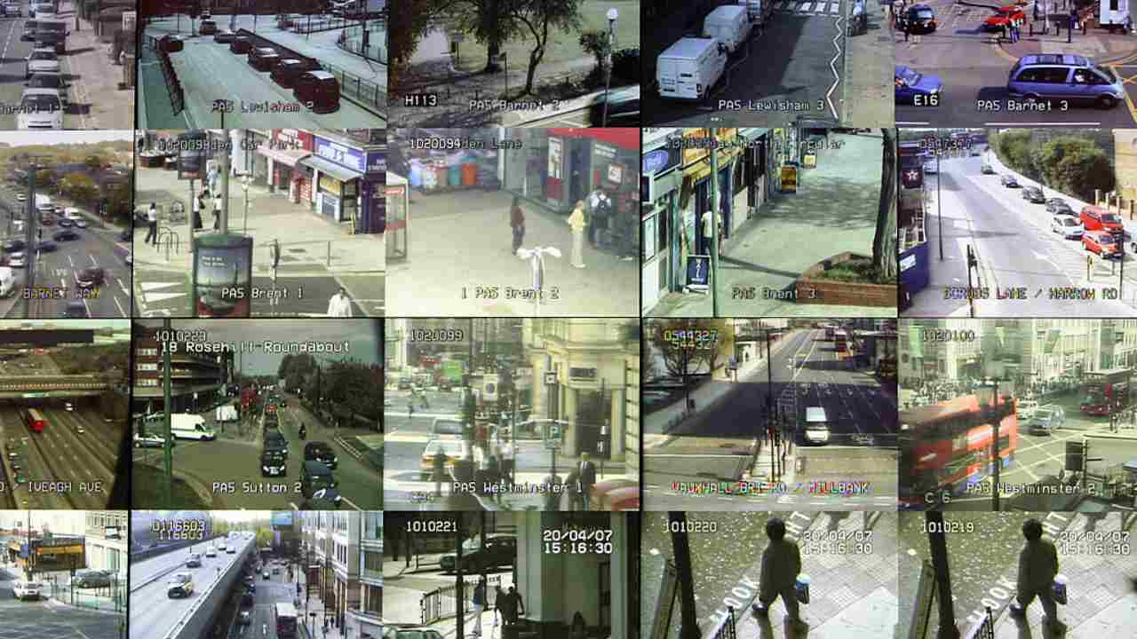 Alcuni display mostrano le immagini riprese da varie telecamere