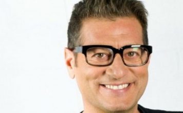 Enrico Papi e le accuse sulla sua sessualità: “Potrei innamorarmi di chiunque”