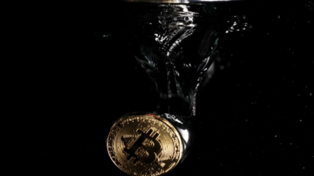 Una moneta dei Bitcoin in formato reale e immersa