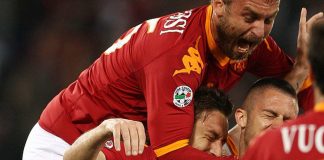 Totti e De Rossi mentre si abbracciano dopo una rete