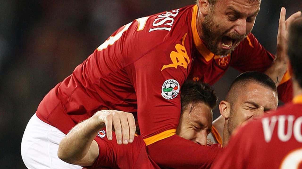 Totti e De Rossi mentre si abbracciano dopo una rete