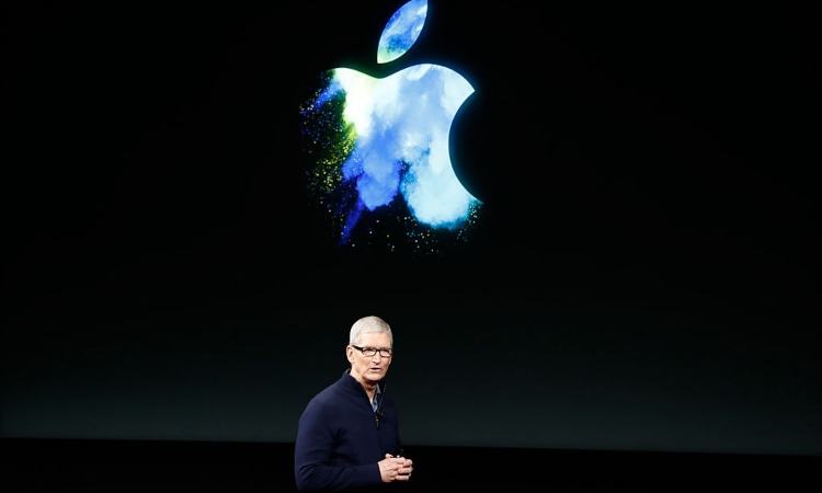 Tim Cook durante sul palco durante un evento