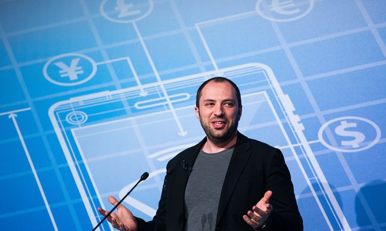 Il CEO di Whatsapp Jan Koum impegnato in un discorso