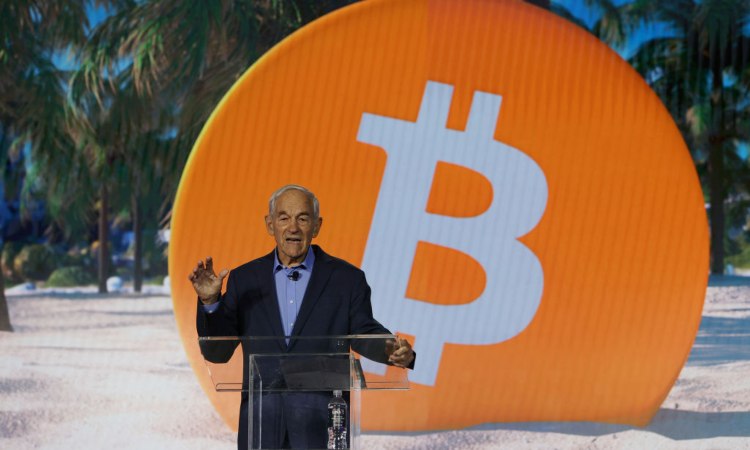 Ron Paul, deputato statunitense,alle prese con un discorso inerente i BTC 