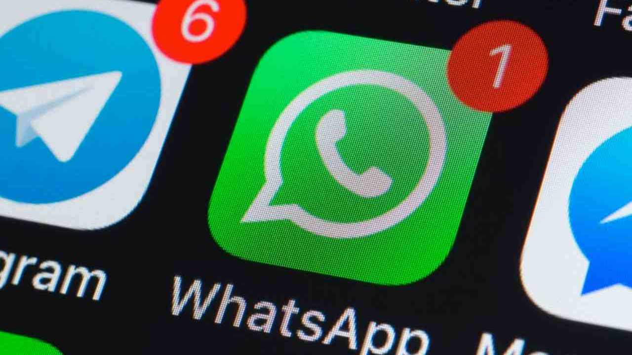 Il logo di Whatsapp vicino ad altre applicazioni