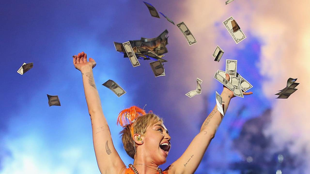 La showgirl Miley Cyrus durante un suo spettacolo