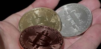 Tre monete in bitcoin di diversa caratura