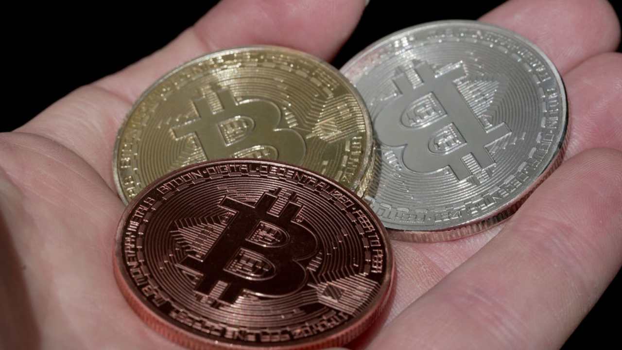 Tre monete in bitcoin di diversa caratura