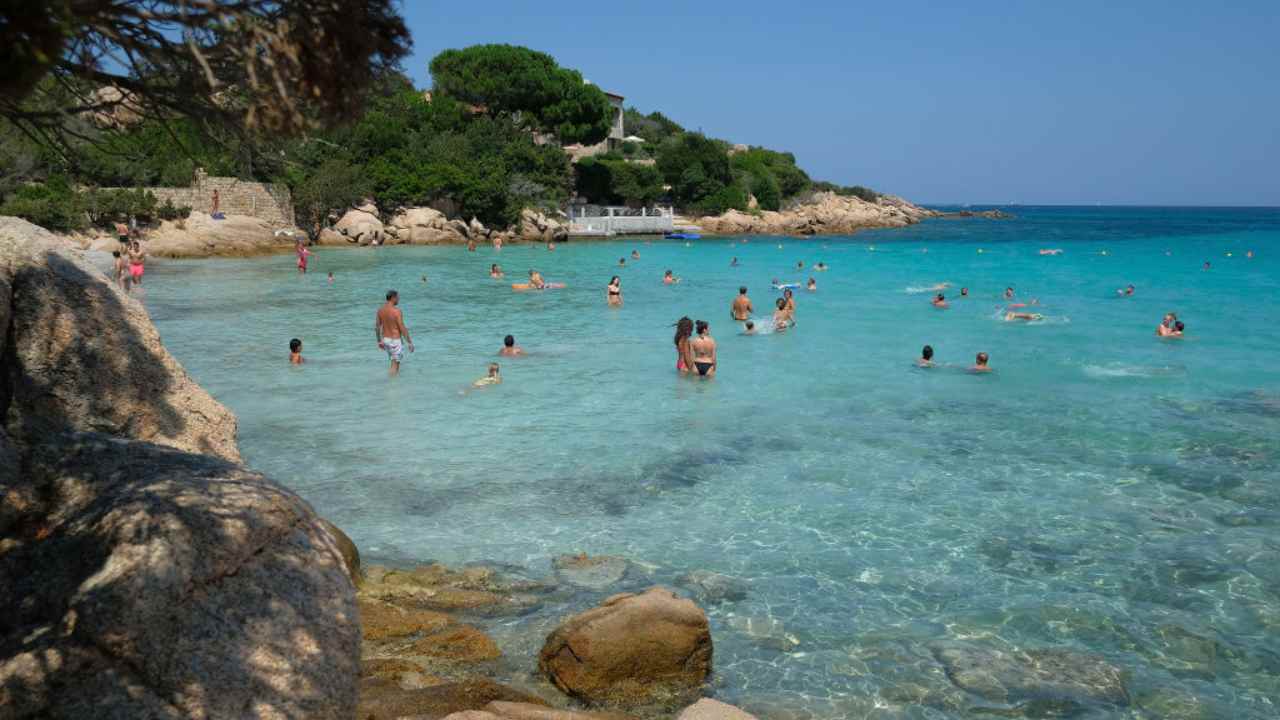 Alcuni turisti in acqua a Porto Cervo