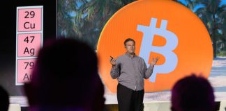 Il pioniere Szabo sul palco della convention di bitcoin del 2021