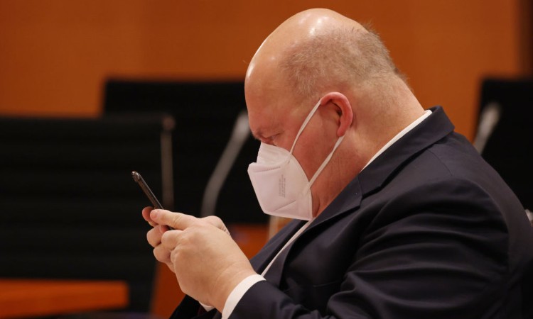 Un ministro tedesco con uno smartphone fra le mani