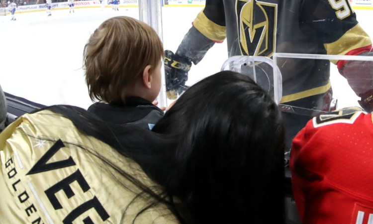 Un giocatore dei Vegas Golden Knights saluta il figlio