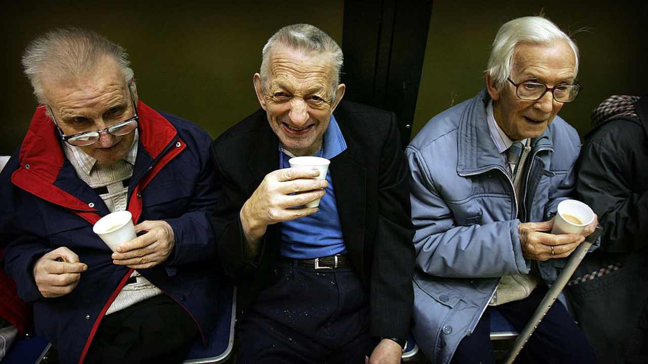 Tre persone sedute vicine dentro un mezzo pubblico