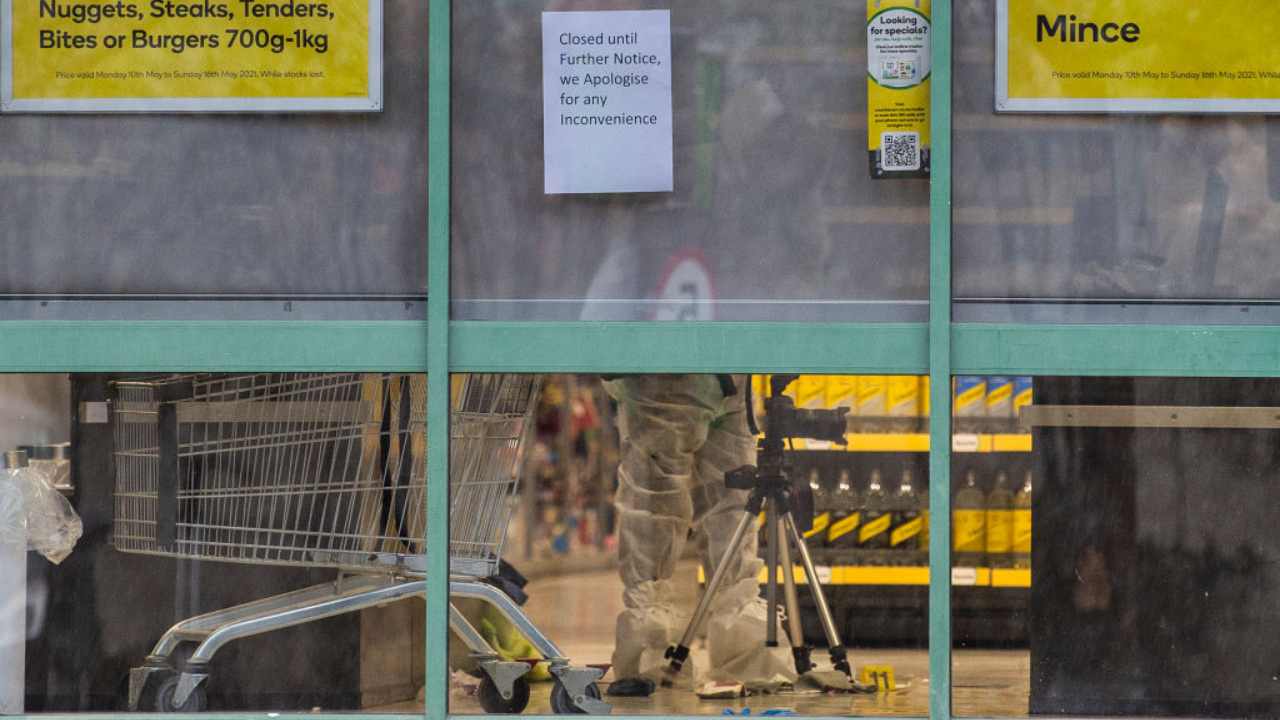 Un supermercato con delle persone dentro