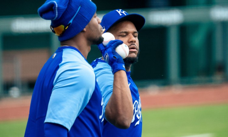 Due palline di baseball usate come un finto telefono