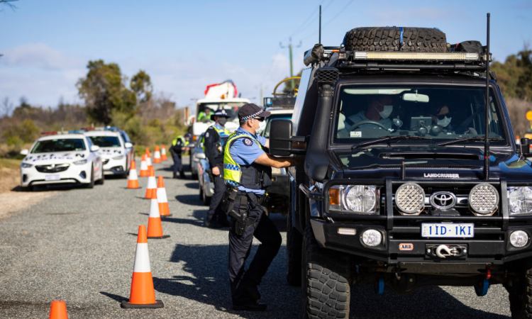 Alcuni agenti di polizia controllano dei cittadini nelle automobili