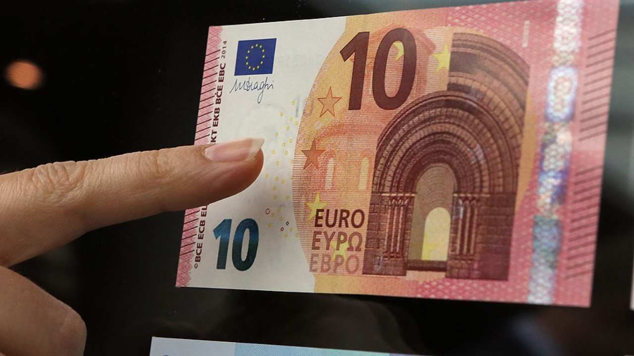 Una banconota da 10 euro attaccata in un muro