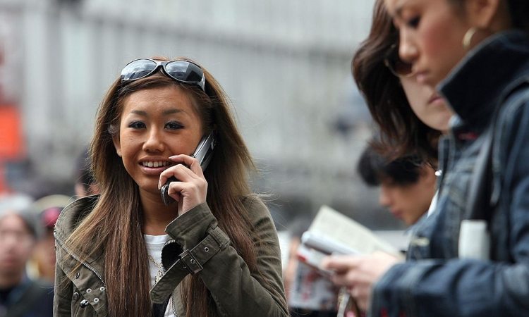 Una persona al telefono sorridente