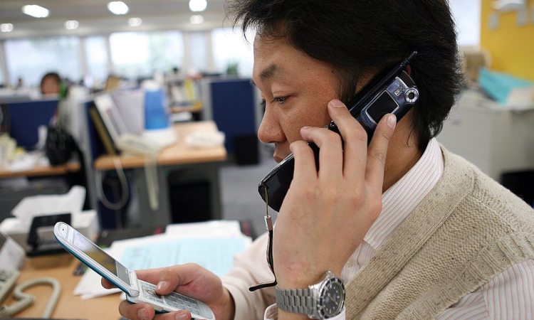 Una persona parla al telefono dentro un ufficio