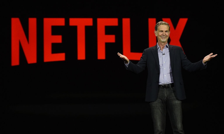 Un uomo davanti alla scritta Netflix