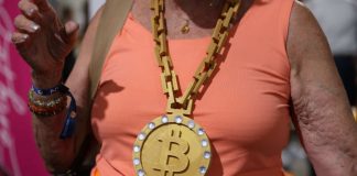 Una collana molto grande mostra il simbolo dei BTC