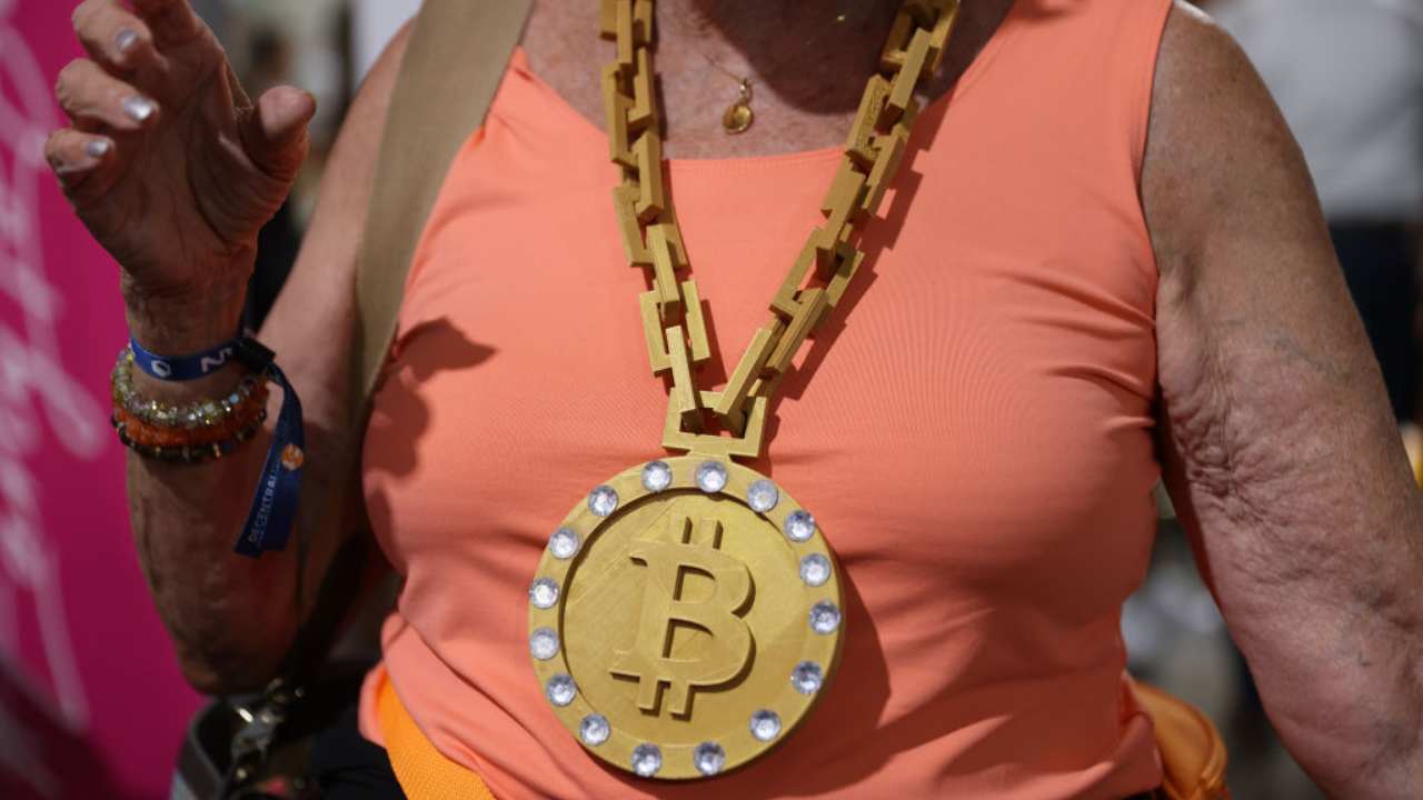 Una collana molto grande mostra il simbolo dei BTC