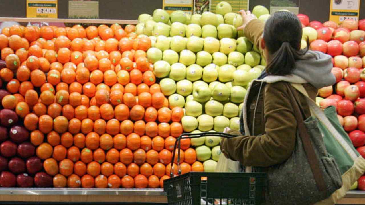 Una persona davanti al banco della frutta