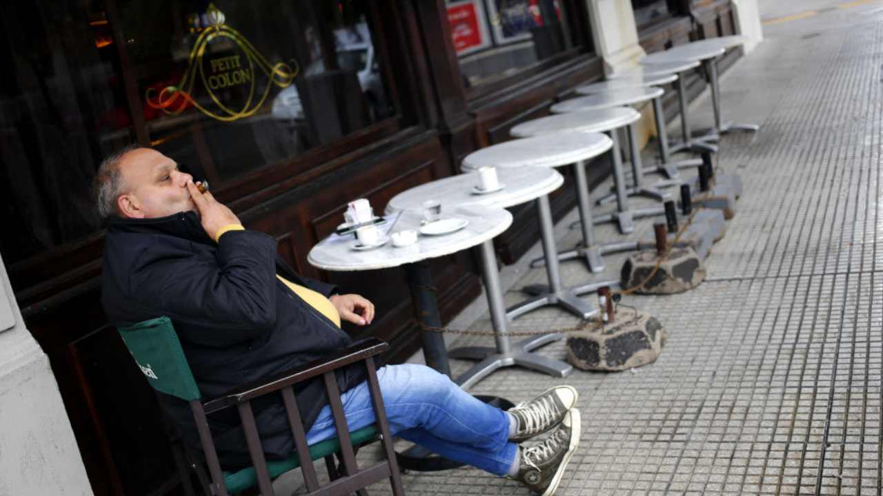 Una persona seduta fuori a un bar