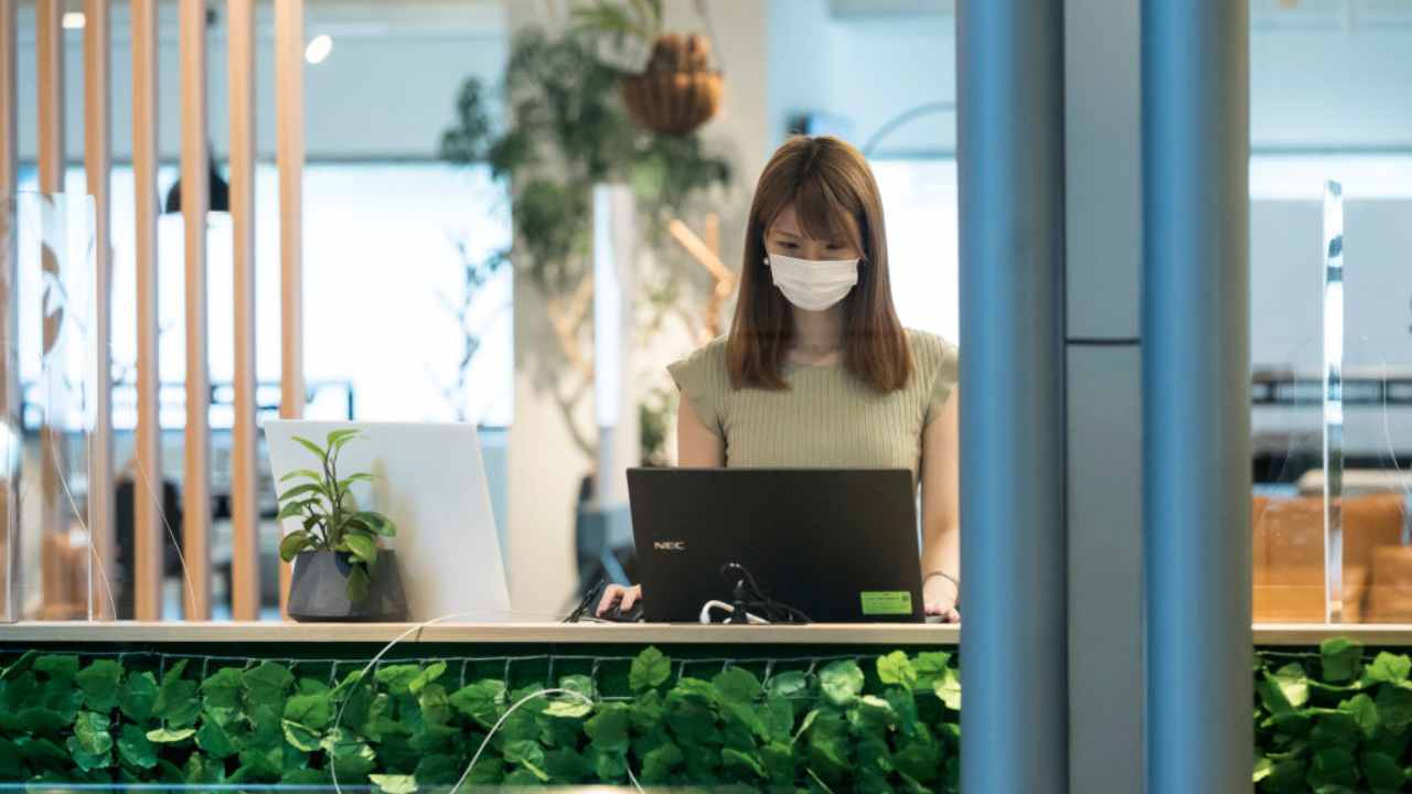 Una ragazza che sta usando il pc