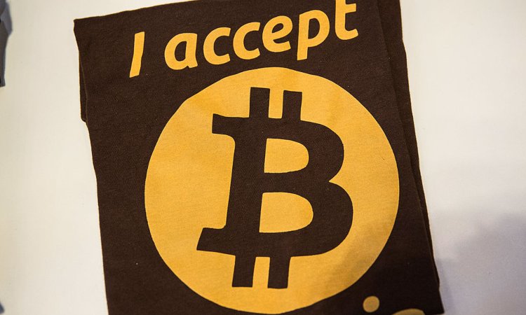 Un'indicazione su stoffa mostra una scritta inerente ai Bitcoin