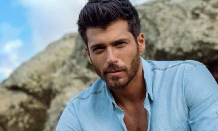 Can Yaman sorride 