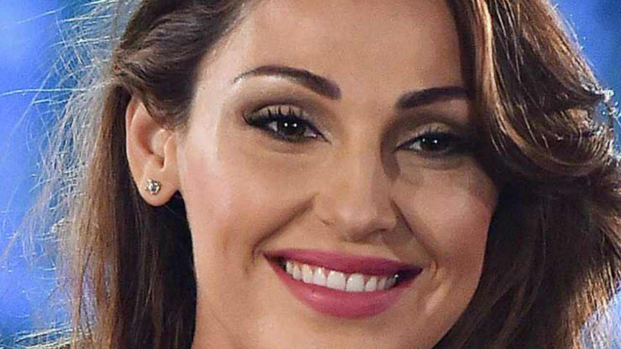 Anna Tatangelo sorride