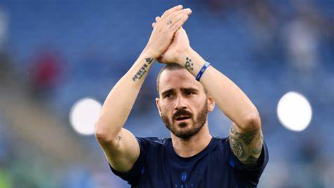 Leonardo Bonucci batte le mani