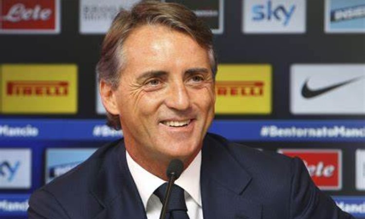 Roberto Mancini sorride 