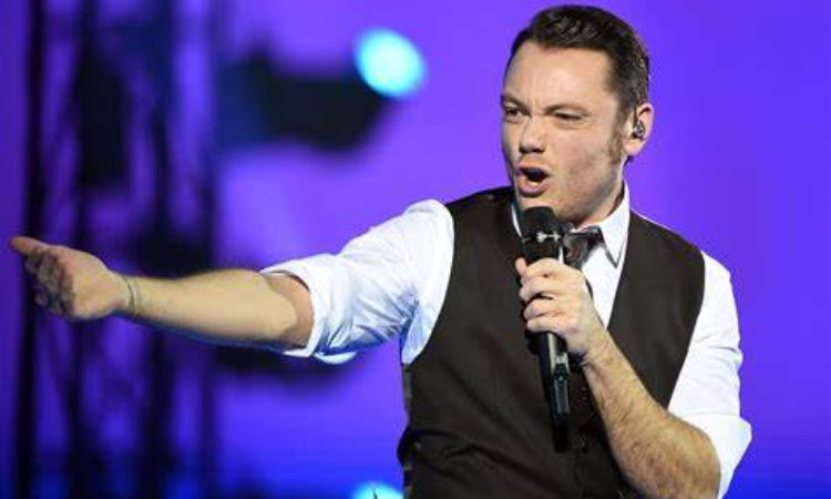 Tiziano Ferro canta