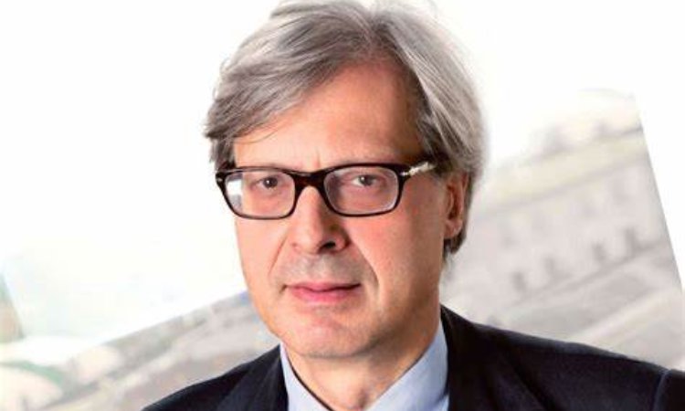 Vittorio Sgarbi sorride