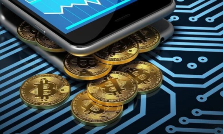 Un po' di Bitcoin in moneta mentre escono da un telefono cellulare