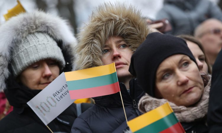 Alcune persone sventolano la bandiera lituana