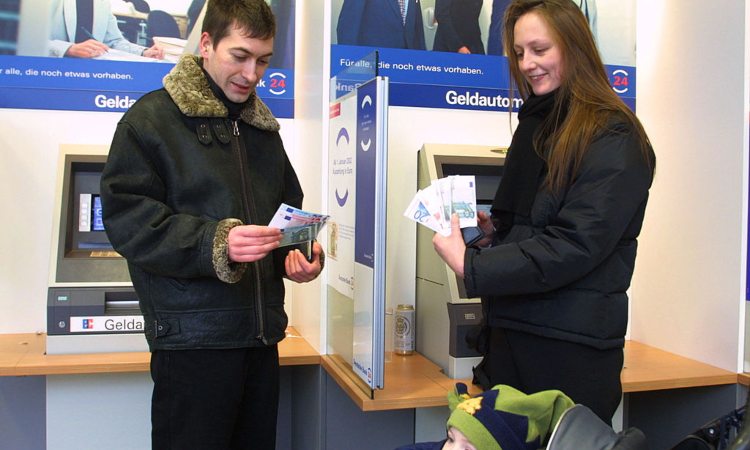 Due persone tengono fra le mani un po' di banconote