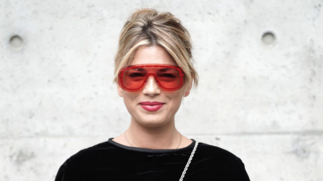 Emma Marrone in posa sorridente