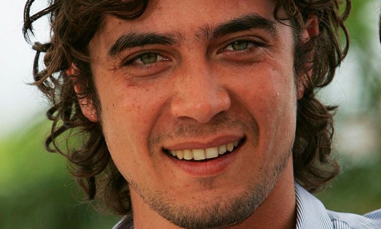 Riccardo Scamarcio in posa sorridente