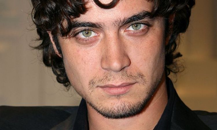 Riccardo Scamarcio con faccia seria