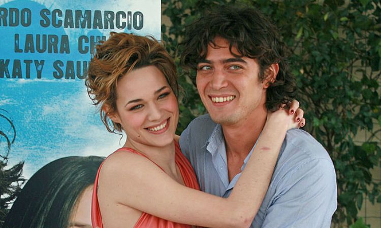 Scamarcio e Chiatti abbracciati